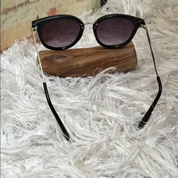 New Classic Black Round Gradient Tinted Sunglasses with Wire Arms - Picture 2 of 4